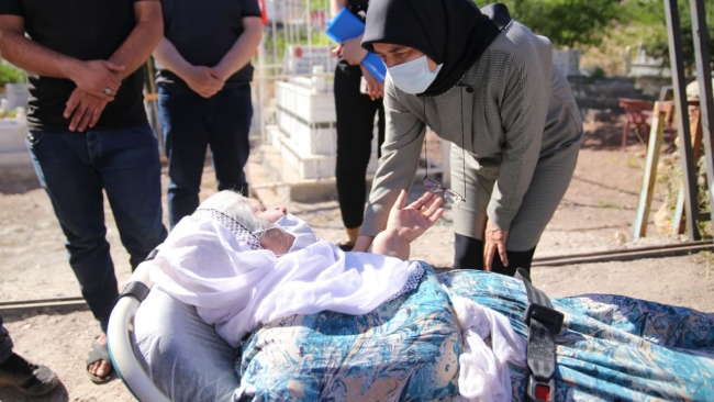 Vali eşinden şehit annesine destek